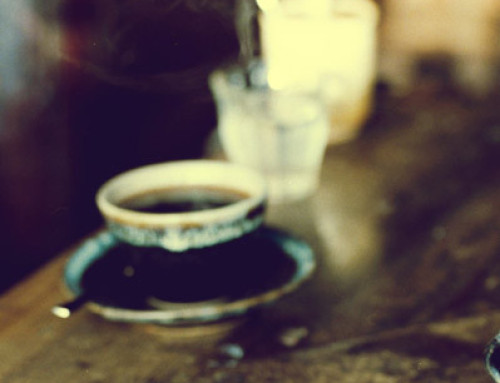Un pahar sănătos cu apă și-o cafea! Pretexte și efecte
